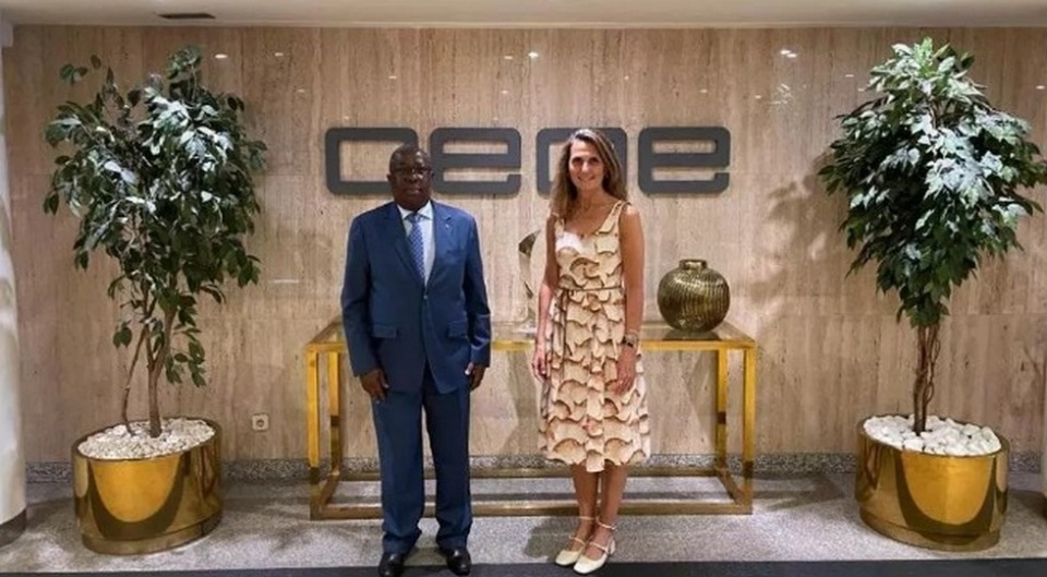 La presidenta de CEOE Internacional, Marta Blanco, junto al embajador de Angola en Espa&ntilde;a, Alfredo Dombe.