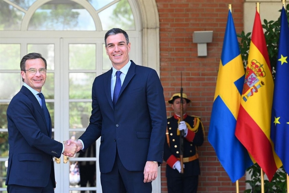 El presidente del Gobierno, Pedro S&aacute;nchez, saluda al primer ministro de Suecia, Ulf Kristersson, a quien ha recibido en La Moncloa. Pool Moncloa/Borja Puig de la Bellacasa. La Moncloa, Madrid