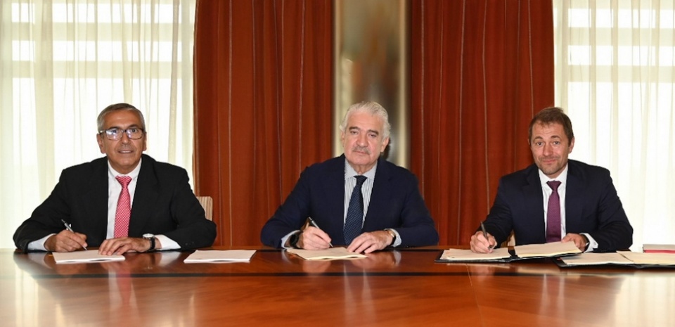 De izquierda a derecha: el presidente del ICO, Jos&eacute; Carlos Garc&iacute;a de Quevedo; el consejero delegado de Endesa, Jos&eacute; Bogas y el director de operaciones para Espa&ntilde;a y Portugal del BEI, Gilles Badot.