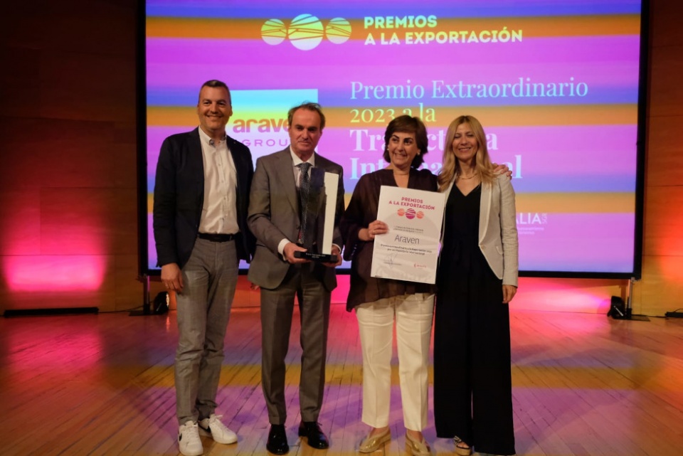 Mar&iacute;a de Je&uacute;s L&oacute;pez (Araven) recibe el Premio.