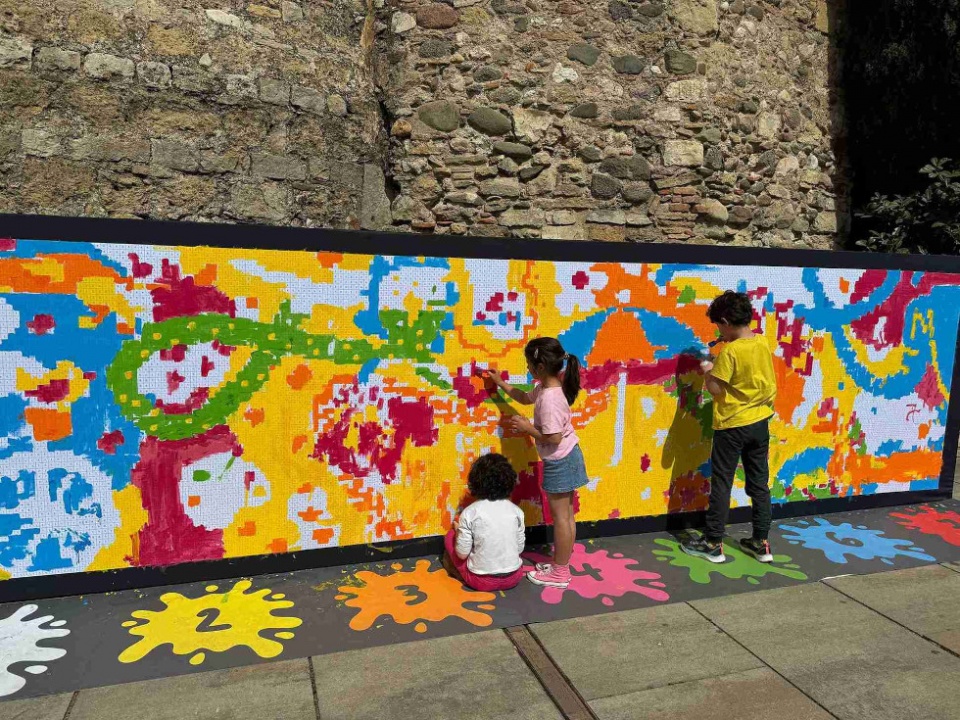 JOVI organizó un evento en Rubí, Barcelona, donde más de 160 personas participaron en la creación de un mural colectivo. JOVI organizó un evento en Rubí, Barcelona, donde más de 160 personas participaron en la creación de un mural colectivo.