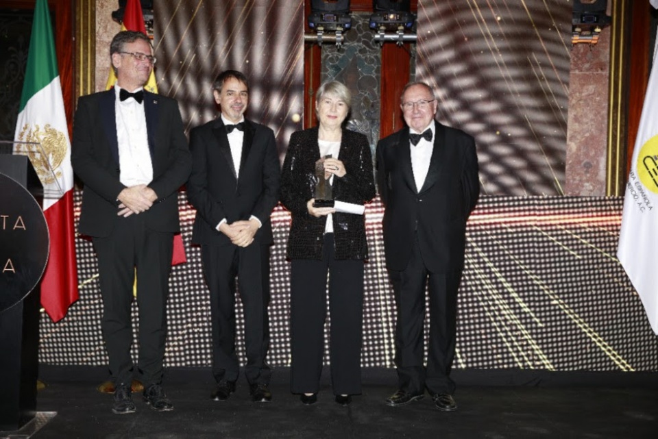Carmen Riu recibi&oacute; el premio de manos de Antonio Basagoiti, presidente de la CAMESCOM; Juan Duarte, Embajador de Espa&ntilde;a en M&eacute;xico; y Jos&eacute; Luis Bonet, presidente de la C&aacute;mara de Comercio de Espa&ntilde;a.