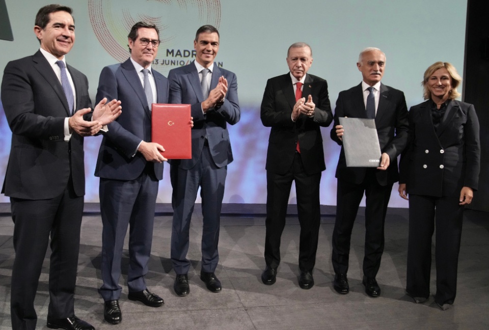 La firma del MOU entre CEOE y DEIK.