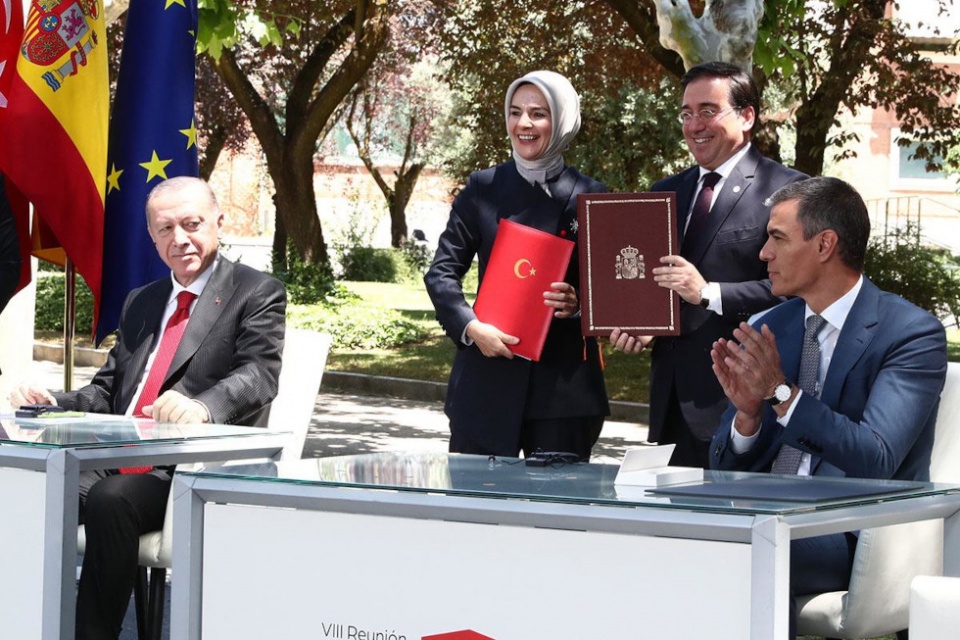 El ministro de Asuntos Exteriores, Uni&oacute;n Europea y Cooperaci&oacute;n, Jos&eacute; Manuel Albares, tras la firma del Memorando de Entendimiento para fortalecer los lazos culturales con Turqu&iacute;a (Pool Moncloa/Fernando Calvo)