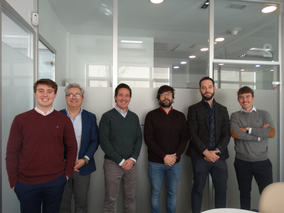 Miguel Ángel Ladero, director corporativo de Inversiones de COFIDES, José Luis Ocasar, director de Solvencia de COFIDES; Luis Molina, CEO de MedUX; y miembros del equipo de Inversiones de COFIDES. Miguel Ángel Ladero, director corporativo de Inversiones de COFIDES, José Luis Ocasar, director de Solvencia de COFIDES; Luis Molina, CEO de MedUX; y miembros del equipo de Inversiones de COFIDES.