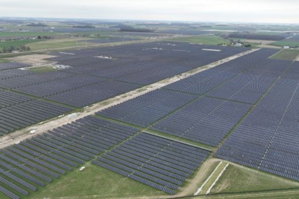Imagen a&eacute;rea de una secci&oacute;n del proyecto Powell Creek Solar de Avangrid durante su construcci&oacute;n en el condado de Putnam, Ohio.