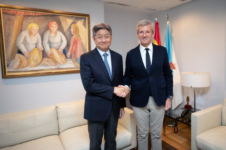 El presidente de la Xunta mantuvo una reunión con Lim Soosuk en su primera visita a la comunidad. El presidente de la Xunta mantuvo una reunión con Lim Soosuk en su primera visita a la comunidad.