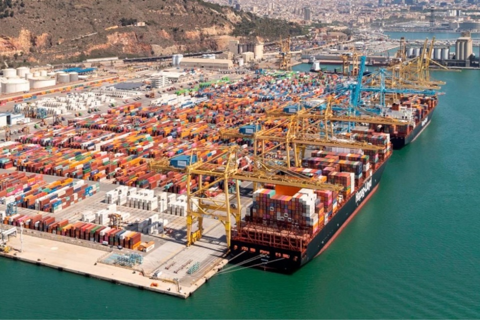 Terminal de contenedores en el Port de Barcelona. Terminal de contenedores en el Port de Barcelona.