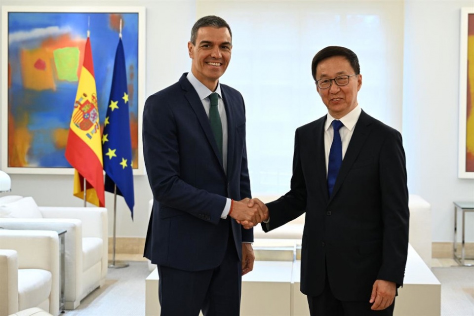 El presidente del Gobierno, Pedro S&aacute;nchez, y el vicepresidente de la Rep&uacute;blica Popular de China, Han Zheng, se saludan | Pool Moncloa/Borja Puig de la Bellacasa.