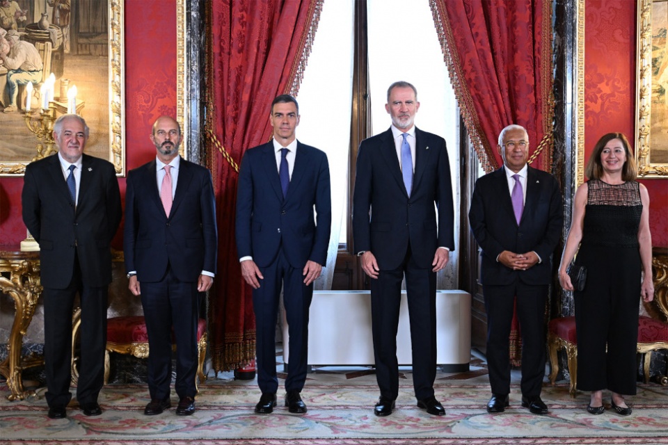 Foto de grupo del acto del 40&ordm; aniversario de la adhesi&oacute;n de Espa&ntilde;a a las Comunidades Europeas. | Pool Moncloa/Borja Puig de la Bellacasa.