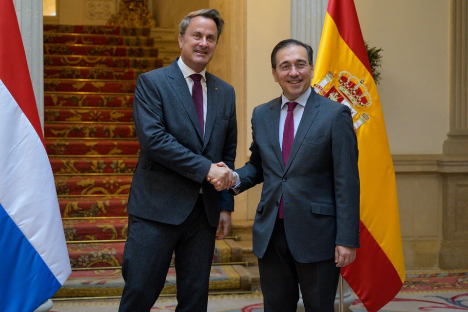 El ministro de Asuntos Exteriores, Unión Europea y Cooperación, José Manuel Albares, saluda al ministro de Asuntos Exteriores luxemburgués, Xavier Bettel. El ministro de Asuntos Exteriores, Unión Europea y Cooperación, José Manuel Albares, saluda al ministro de Asuntos Exteriores luxemburgués, Xavier Bettel.