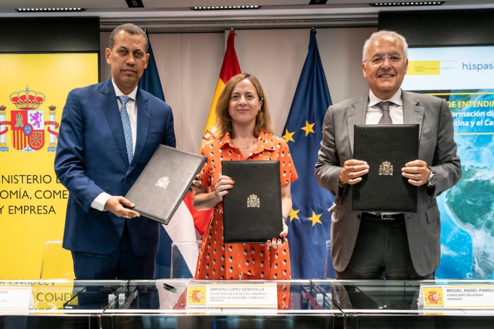 El Ministerio de Economía, Comercio y Empresa, a través de la Secretaría de Estado de Comercio, firma un acuerdo de colaboración con la República Dominicana y con Hispasat. El Ministerio de Economía, Comercio y Empresa, a través de la Secretaría de Estado de Comercio, firma un acuerdo de colaboración con la República Dominicana y con Hispasat.