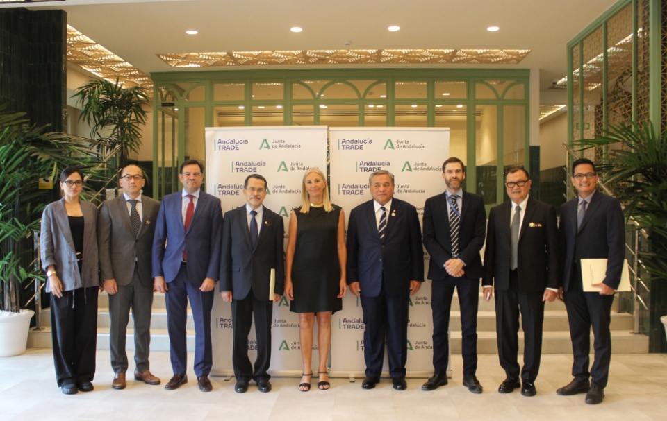 La viceconsejera de Econom&iacute;a, Amelia Mart&iacute;nez, y el Excmo. Sr. Muhammad Najib, embajador de Indonesia en Espa&ntilde;a, inauguran la jornada ante una veintena de firmas de la comunidad.