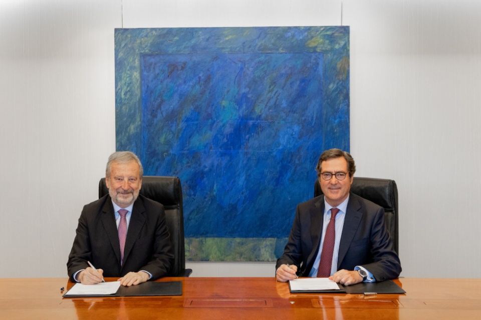 (De izquierda a derecha): el presidente de CaixaBank, Tom&aacute;s Muniesa y el presidente de CEOE, Antonio Garamendi.