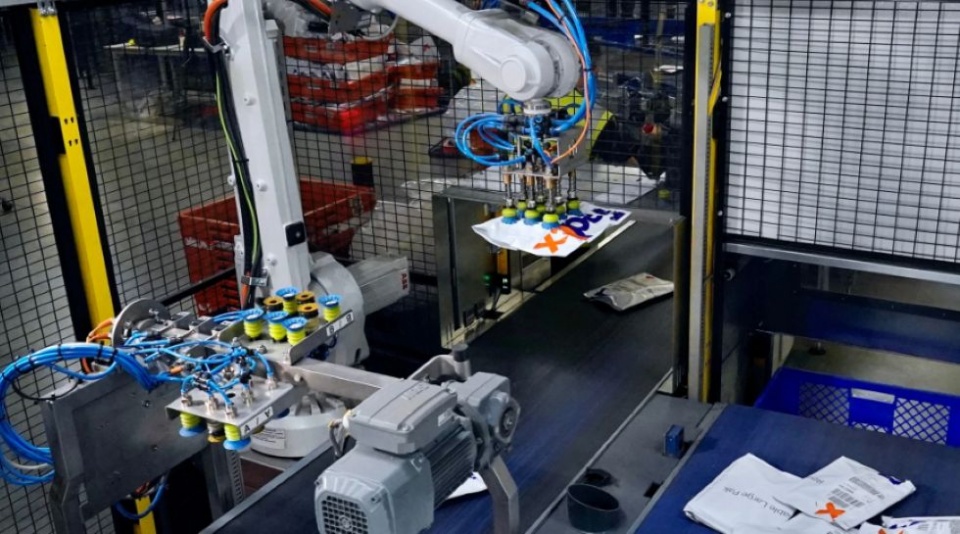 Imagen del Robot de FedEx trabajando en Clasificaci&oacute;n Impulsado por IA en su Principal Centro A&eacute;reo de Colonia