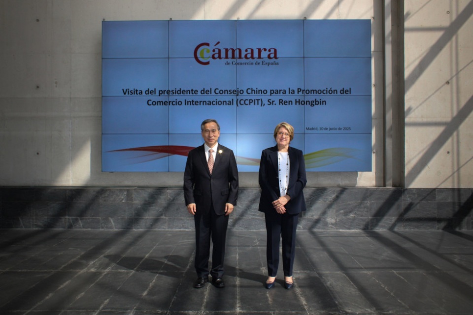 Ren Hongbin, presidente del CCPIT, e Inmaculada Riera, directora general de C&aacute;mara de Espa&ntilde;a.