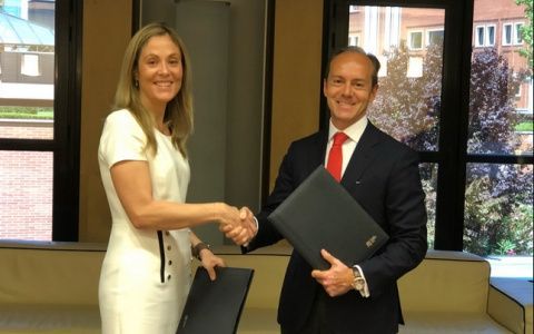 La vicepresidenta del BEI, Emma Navarro, y Rami Aboukhair, consejero delegado de Santander Espa&ntilde;a.