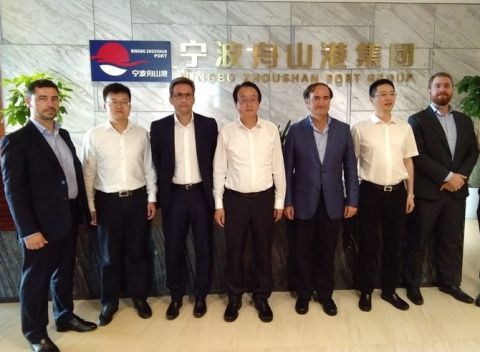 Francisco De los Santos, Nicolás Martínez, Gerardo Landaluce y Jaime Palacios con el director del Training Center, Chen Jin; el director general adjunto del grupo, Tao Chengbo y el director de Recursos Humanos del Puerto de Ningbo, Wang Jian Francisco De los Santos, Nicolás Martínez, Gerardo Landaluce y Jaime Palacios con el director del Training Center, Chen Jin; el director general adjunto del grupo, Tao Chengbo y el director de Recursos Humanos del Puerto de Ningbo, Wang Jian