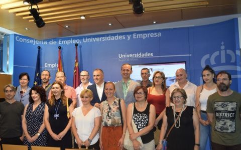Javier Celdr&aacute;n, junto al director general de Comercio, Consumo y Simplificaci&oacute;n Administrativa, Francisco Abril, durante la presentaci&oacute;n de la nueva web de Artesan&iacute;a de la Regi&oacute;n de Murcia.