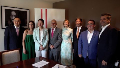 María Li Bao y Mónica Muñoz presidentas del ICGHC con los patronos y el rector de la Universidad de Sichuan. María Li Bao y Mónica Muñoz presidentas del ICGHC con los patronos y el rector de la Universidad de Sichuan.