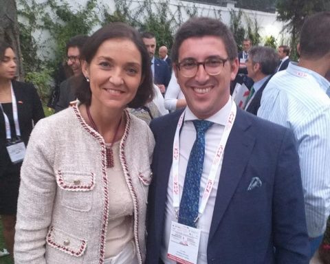 Luis N&uacute;&ntilde;ez, responsable de Infraestructuras de la Autoridad Portuaria de Algeciras (APBA), con la ministra de Industria, Comercio y Turismo, Reyes Maroto, en un momento de la recepci&oacute;n de bienvenida del Foro.