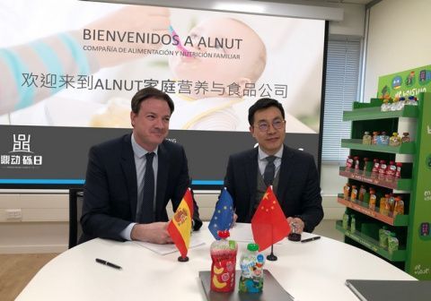 Antonio Gonz&aacute;lez, director de Organizaci&oacute;n y Personas de Grupo Alimentario Citrus (GAC) y Jing Wang, director general de Shanghai DingDong Trading CO., LTD, durante la firma del acuerdo .