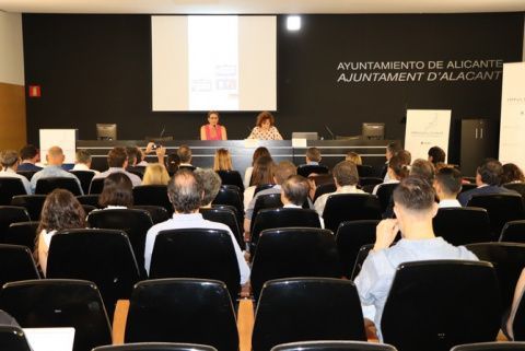 J&uacute;lia Company inaugur&oacute; la Jornada en la Agencia de Desarrollo Local de Alicante.
