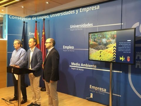 Javier Celdrán, con representantes de la Asociación de Productores y Exportadores de Frutas y otros Productos Agrarios. Javier Celdrán, con representantes de la Asociación de Productores y Exportadores de Frutas y otros Productos Agrarios.