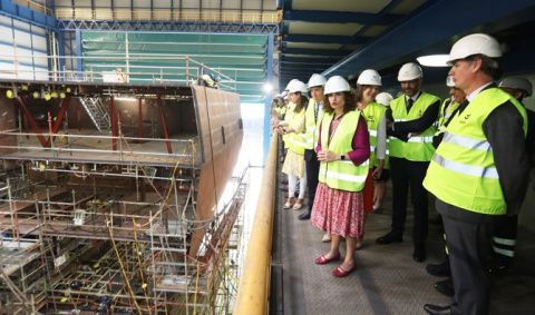 La ministra visitando los talleres del astillero.