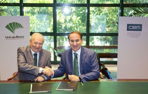 De izquierda a derecha, el Presidente  de Unicaja Banco, Manuel Azuaga, y el Presidente de CEM, Javier Gonz&aacute;lez de Lara.