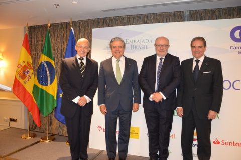 Pompeu Andreucci Neto, embajador de Brasil en España y Andorra; José Gasset Loring, presidente de la CCBE; de Fernando García Casas, embajador de España en Brasil, y Cassio Romano, director de Casa do Brasil. Pompeu Andreucci Neto, embajador de Brasil en España y Andorra; José Gasset Loring, presidente de la CCBE; de Fernando García Casas, embajador de España en Brasil, y Cassio Romano, director de Casa do Brasil.