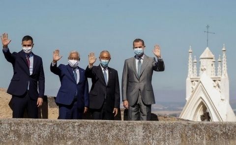 En la foto, el Presidente del Gobierno espa&ntilde;ol, Pedro S&aacute;nchez, y el Rey Felipe VI, junto con el Presidente portugu&eacute;s, Marcelo Rebelo de Sousa, y el Primer Ministro luso, Antonio Costa.  Imagen: EFE / BALLESTEROS.