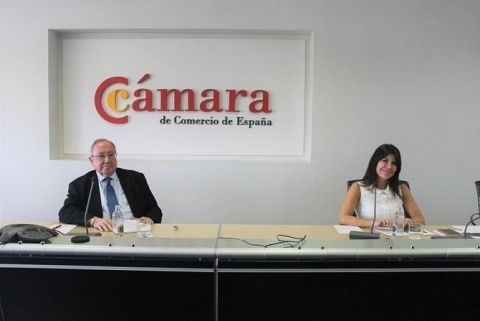 El presidente de la Cámara de España, José Luis Bonet, y la directora general de Sigma Dos, Rosa Díaz, durante la rueda de prensa. El presidente de la Cámara de España, José Luis Bonet, y la directora general de Sigma Dos, Rosa Díaz, durante la rueda de prensa.