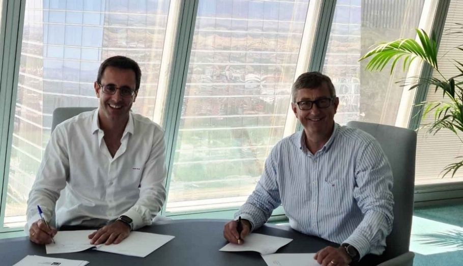 La firma del acuerdo de colaboraci&oacute;n.
