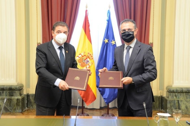 Luis Planas y Eduardo Baamonde durante la firma del convenio.
