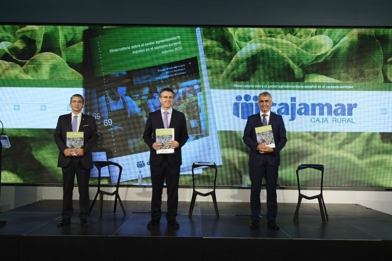 Joaquín Maudos, Eduardo Baamonde y Roberto García posan con el Informe. Joaquín Maudos, Eduardo Baamonde y Roberto García posan con el Informe.