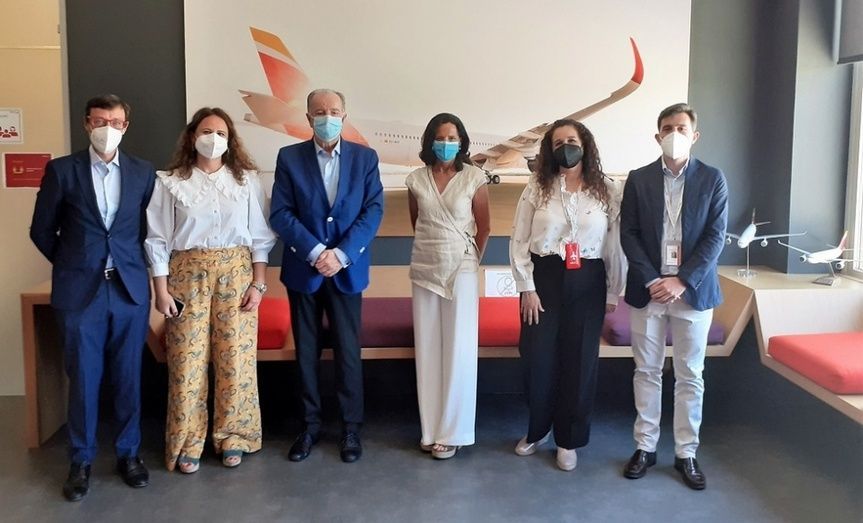 Los equipos de trabajo de la AEF y de Iberia, tras firmar el acuerdo.