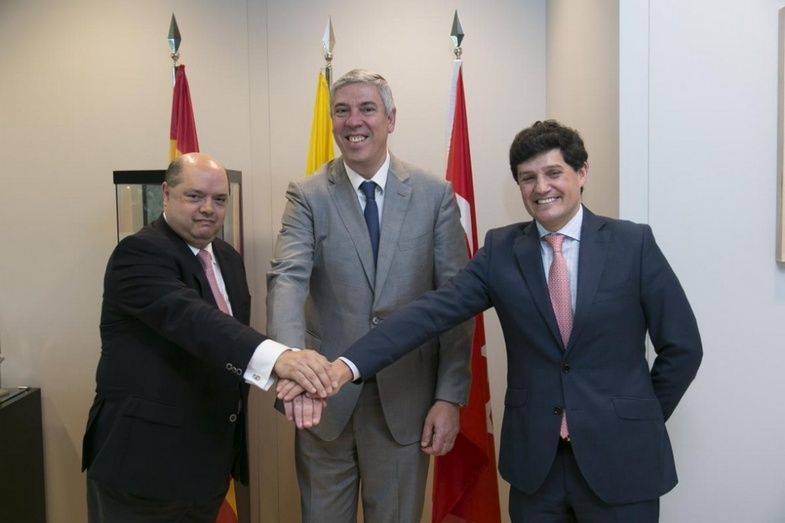 El Pdte. de la Junta Directiva de CORFERIAS, Enrique Vargas; el Pdte. del Comit&eacute; Ejecutivo de IFEMA MADRID, Jos&eacute; Vicente de los Mozos, y el Pdte. ejecutivo de CORFERIAS, Andr&eacute;s L&oacute;pez Valderrama.