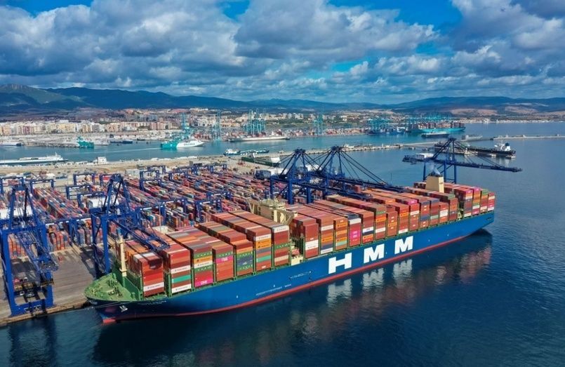 HMM Algeciras en TTI y APM Terminals al fondo. HMM Algeciras en TTI y APM Terminals al fondo.