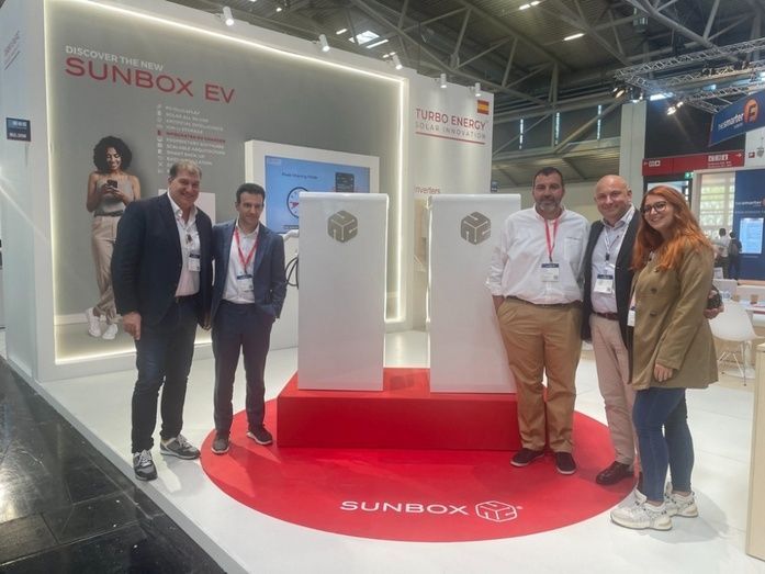 Enrique Selva, CEO de Turbo Energy, y Manuel Cerc&oacute;s, Business Development Manager de Turbo Energy, junto con el equipo directivo de Impretek.