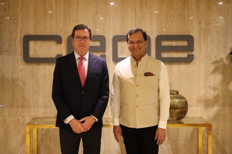 El presidente de CEOE, Antonio Garamendi, junto al embajador de la India en Espa&ntilde;a, Dinesh K. Patnaik.