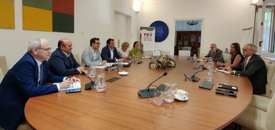 La reuni&oacute;n entre la Federaci&oacute;n Espa&ntilde;ola del Vino (FEV) y la Conferencia Espa&ntilde;ola de Consejos Reguladores Vitivin&iacute;colas (CECRV).