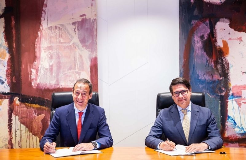 Gonzalo Gort&aacute;zar, consejero delegado de CaixaBank, y Ricardo Mourinho F&eacute;lix, vicepresidente del BEI.