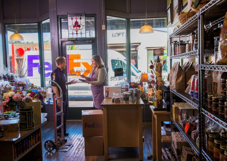 My FedEx Rewards, recompensa a los clientes elegibles* por hacer negocios con FedEx.