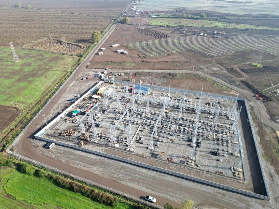 Ambas instalaciones tienen una potencia pico cercana a los 300 MW Ambas instalaciones tienen una potencia pico cercana a los 300 MW