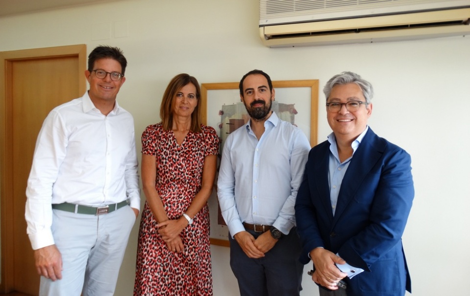 Timo Buetefisch, fundador y CEO de Cooltra; Ana Cebri&aacute;n, directora de Internacionalizaci&oacute;n de COFIDES; Francesc Madurell, Chief Financial Officer de Cooltra; y Miguel &Aacute;ngel Ladero, director corporativo del departamento de Inversiones 