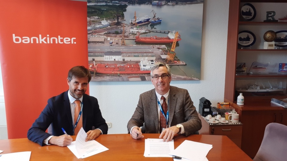 La firma del acuerdo. Aparecen en la fotograf&iacute;a Luis Manuel Espeso, Director Comercial Empresas de Bankinter en territorial Norte (izquierda) y Juan Luis S&aacute;nchez, presidente del Cl&uacute;ster MarCA (derecha).