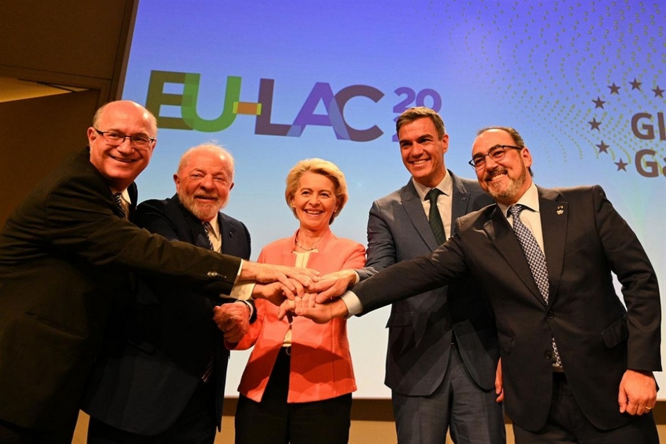 Pedro Sánchez, junto a la presidenta de la Comisión Europea, Ursula von der Leyen, al presidente de Brasil, Luis Inázio Lula da Silva, y a otros mandatarios Pool Moncloa/Borja Puig de la Bellacasa Pedro Sánchez, junto a la presidenta de la Comisión Europea, Ursula von der Leyen, al presidente de Brasil, Luis Inázio Lula da Silva, y a otros mandatarios Pool Moncloa/Borja Puig de la Bellacasa