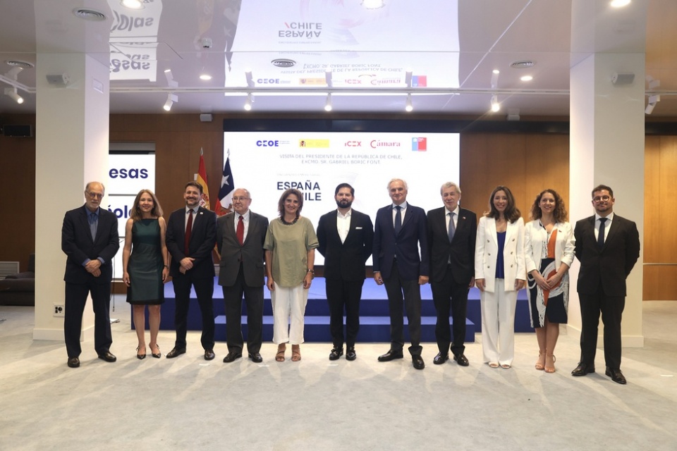 Foto de familia de algunos de los participantes en el encuentro empresarial con el presidente de Chile, Gabriel Boric.