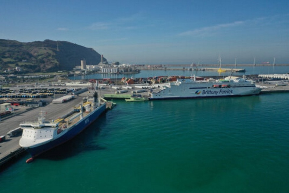 Vista de barcos ro-ro.